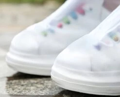 Unisex Waterdichte Overschoenen Met Rits En Aantrekkoord - Maat L 37/38 - Herbruikbaar – Transparant - Anti Slip Regen Overschoen - Schoenhoesjes - Waterdichte Schoenbeschermers - Regenhoes – Schoenovertek - Regenlaarzen -Buiten Kampeer Aanbieding 1200x975 3