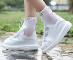 Unisex Waterdichte Overschoenen Met Rits En Aantrekkoord - Maat L 37/38 - Herbruikbaar – Transparant - Anti Slip Regen Overschoen - Schoenhoesjes - Waterdichte Schoenbeschermers - Regenhoes – Schoenovertek - Regenlaarzen -Buiten Kampeer Aanbieding 1200x984 2