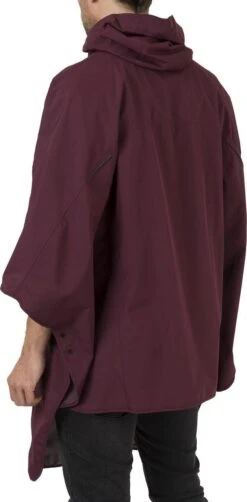 AGU Grant Regenponcho Essential Unisex - Bordeaux - One Size - Dames & Heren - Waterdicht & Ademend -Buiten Kampeer Aanbieding 590x1200 1