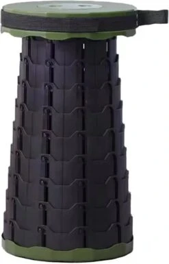 Kampeerkruk - Uitschuifbare Kruk - Military / Groen - Tot 120 Kg - Travel Stool - INCLUSIEF OPBERGZAK - Opvouwbare Campingkruk - Inklapbaar Krukje - Telescopische Kruk - Camping - Outdoor -Buiten Kampeer Aanbieding 770x1200 1