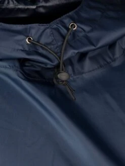 BJØRNSON Haps Regenponcho Fiets Dames & Heren - Fietsponcho - Donkerblauw 24 BJØRNSON Haps Regenponcho Fiets Dames & Heren - Fietsponcho - Donkerblauw -Buiten Kampeer Aanbieding 900x1200 41